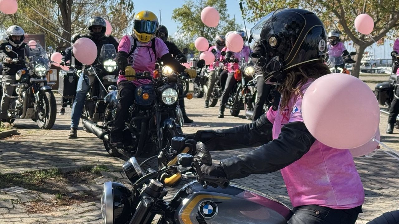 Kadıköy'de motosiklet ve bisiklet turuyla meme kanseri farkındalığı: Erken teşhis vurgusu