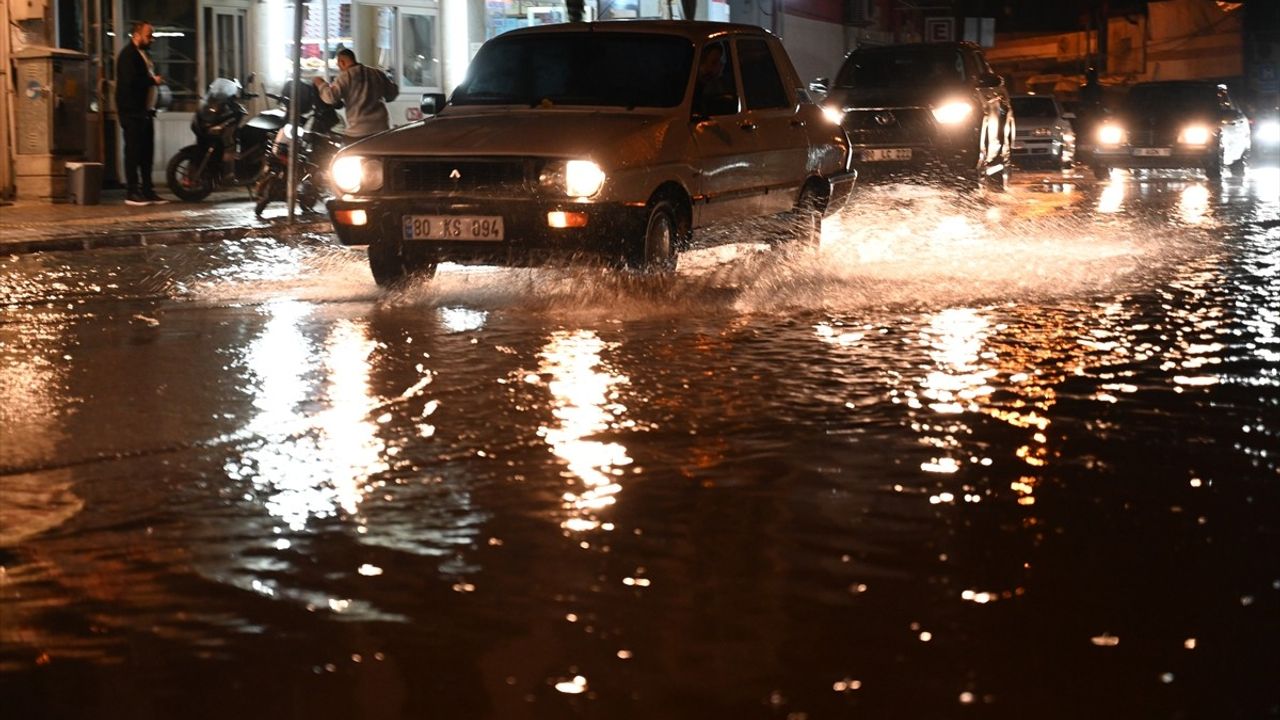 Kadirli'de sağanak: Su birikintileri, araç mahsur kalmaları ve yolların kısmi kapanması