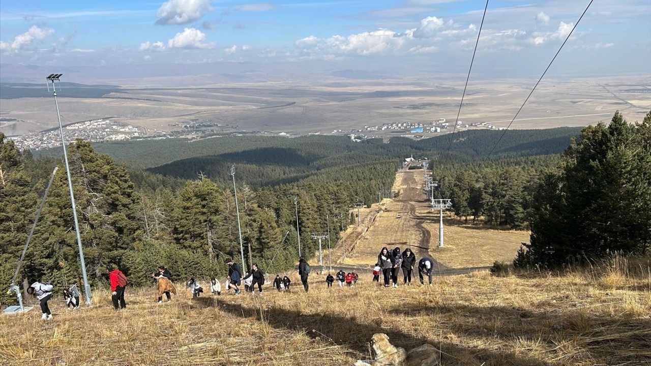 Kafkas Üniversitesi öğrencileri Sarıkamış Kayak Merkezi'nde pist temizliği yaptı