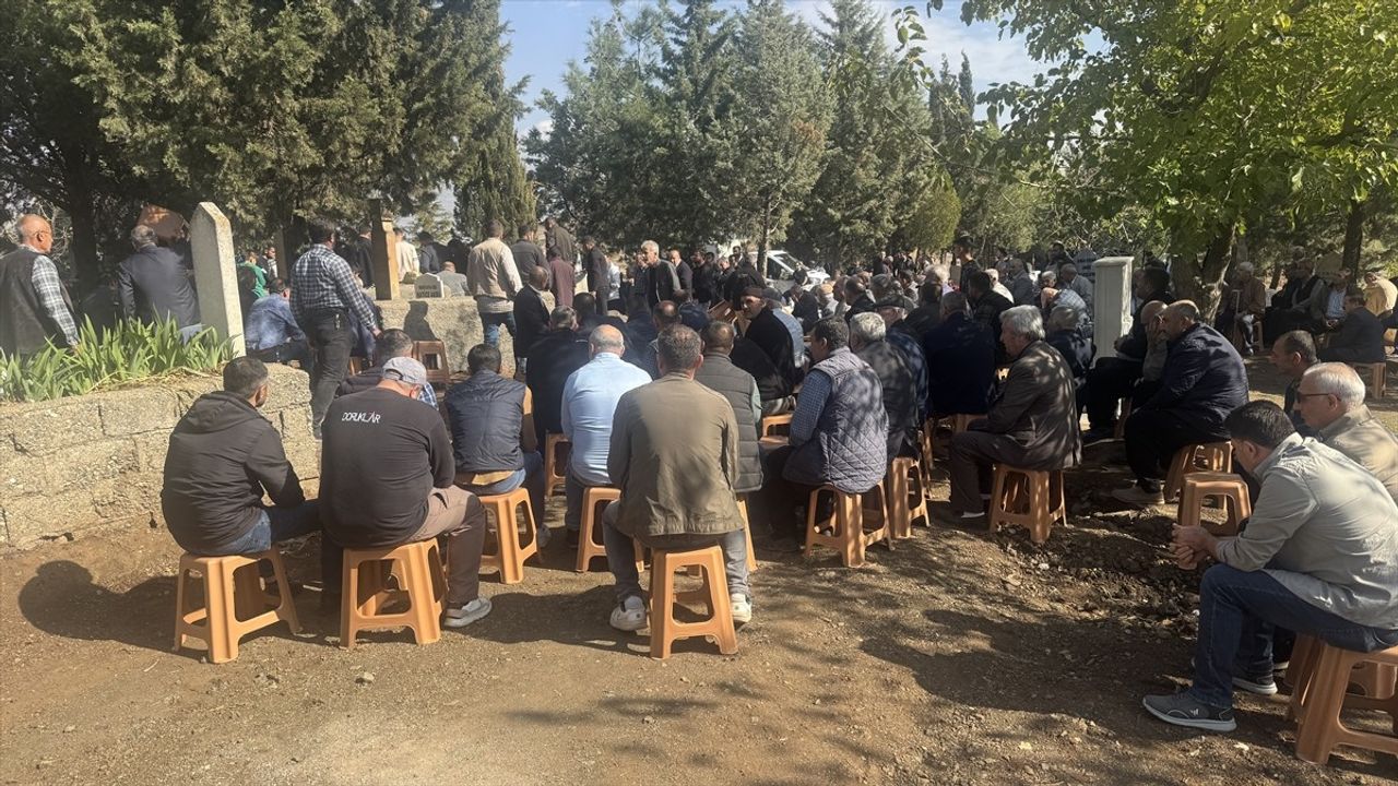 Kahramanmaraş'ta eski eşi tarafından öldürülen anne ve kız toprağa verildi