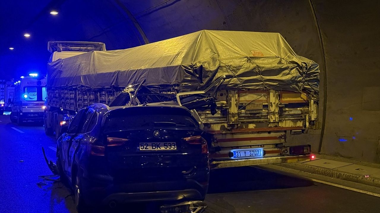 Kahramanmaraş'ta Mahsuni Şerif Tüneli'nde SUV ile tır çarpıştı: 1 ölü, 4 yaralı