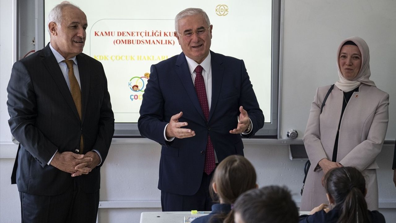 Kamu Başdenetçisi Akarca, Sincan'da öğrencilere hak arama kültürünü anlattı