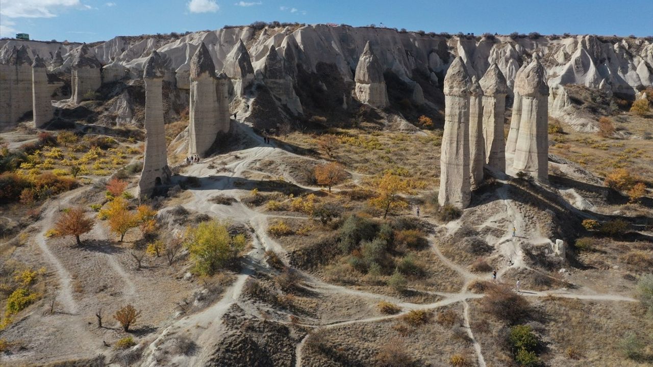 Kapadokya'da Sonbahar: Sararan Yapraklar Peribacalarıyla Bütünleşti