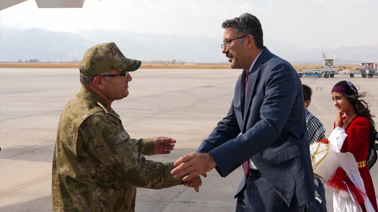 Kara Kuvvetleri Komutanı Orgeneral Metin Tokel Hakkari'yi Ziyaret Etti