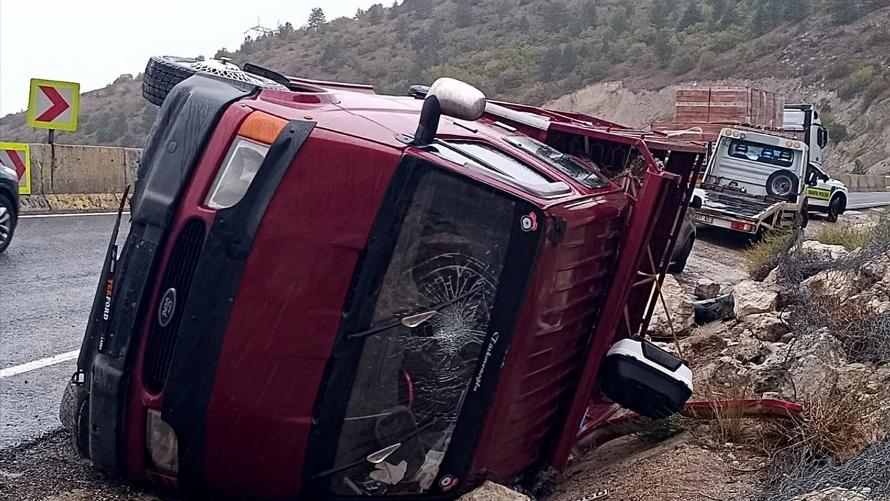 Karabük Eskipazar'da kamyonetin su kanalına devrilmesi sonucu 5 kişi yaralandı