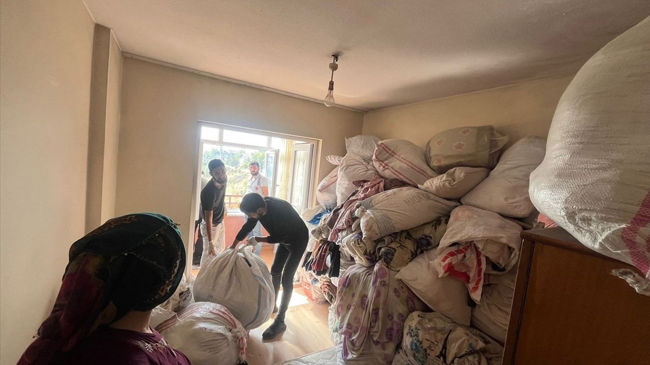 Karabük'te Kartaltepe Mahallesi'ndeki daireden 1 kamyon çöp çıkarıldı