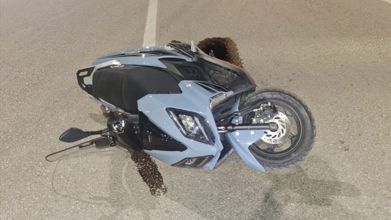 Karabük'te otomobilin kırmızı ışıkta bekleyen motosikletliye çarpma anı araç kamerasında