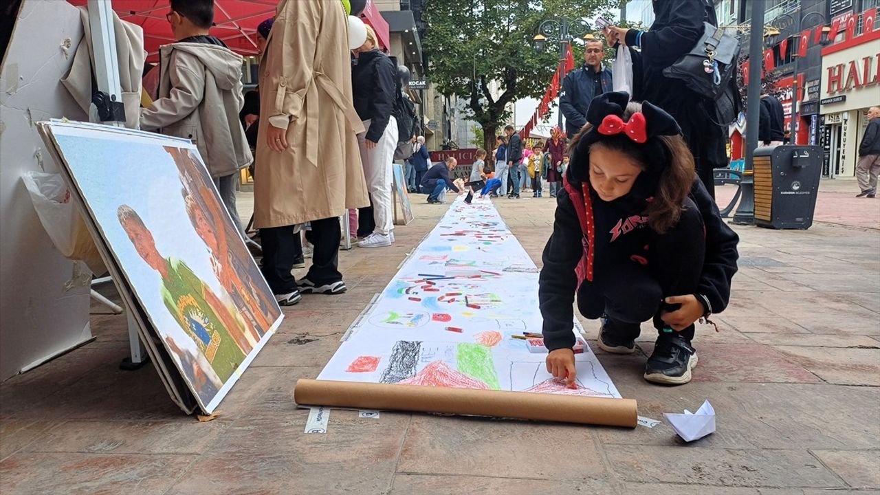 Karabük ve Bolu'da çocuklar metrelerce resim kağıdına Filistin için destek çizdi