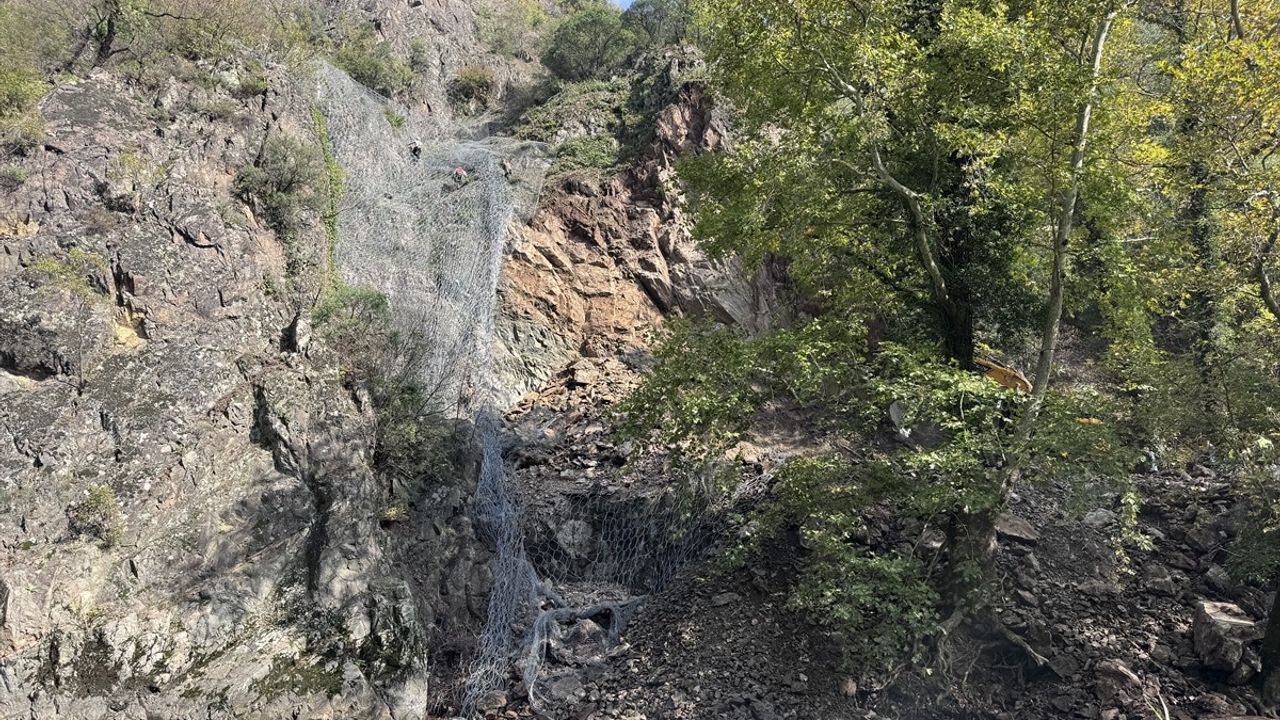 Karabük-Zonguldak demir yolu Bolkuş-Balıkısık bölümünde heyelan nedeniyle ulaşıma kapandı