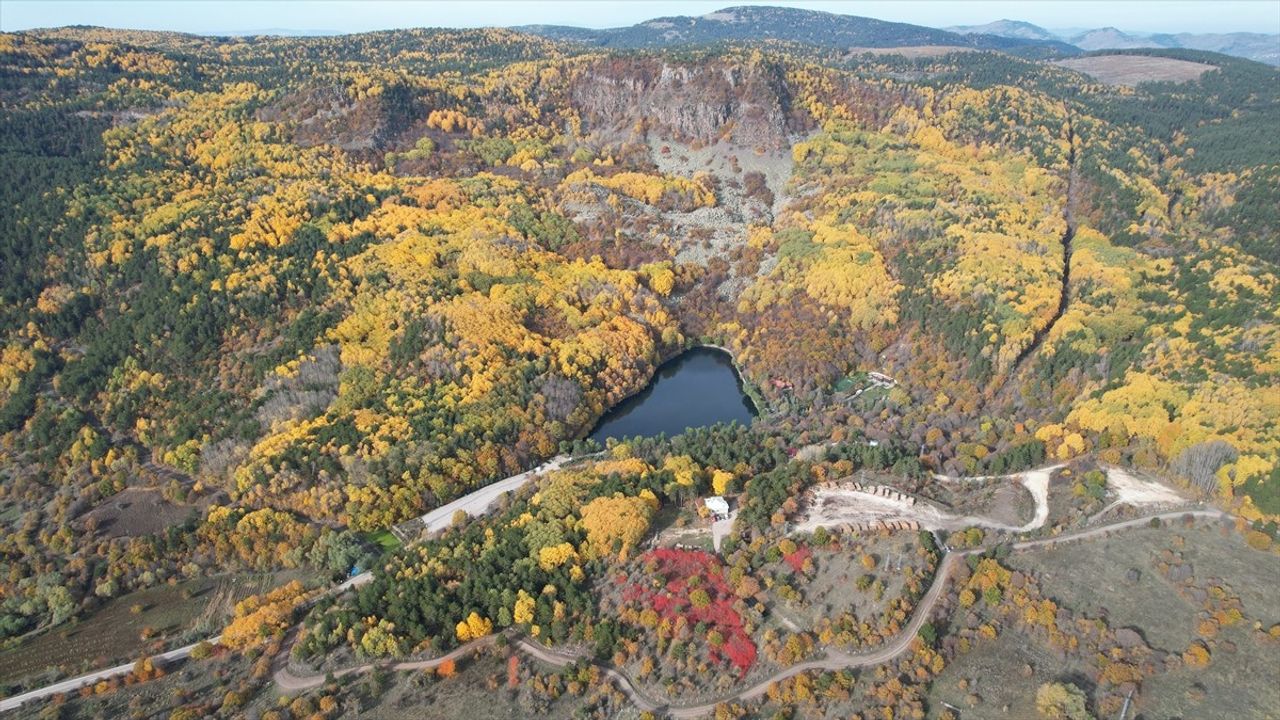 Karagöl Tabiat Parkı sonbahar renkleriyle Ankara'da doğaseverleri çekiyor
