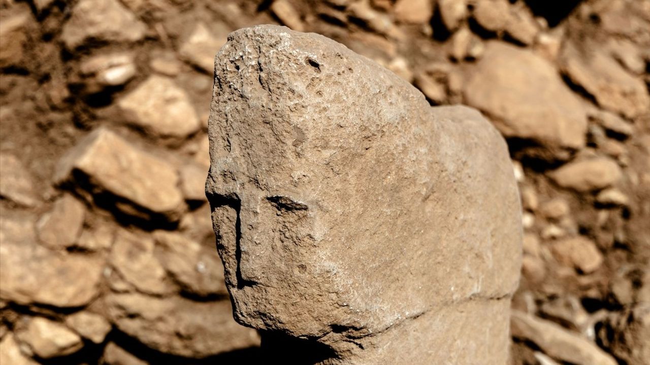 Karahantepe'de T biçimli dikilitaşta insan yüzü betimi bulundu