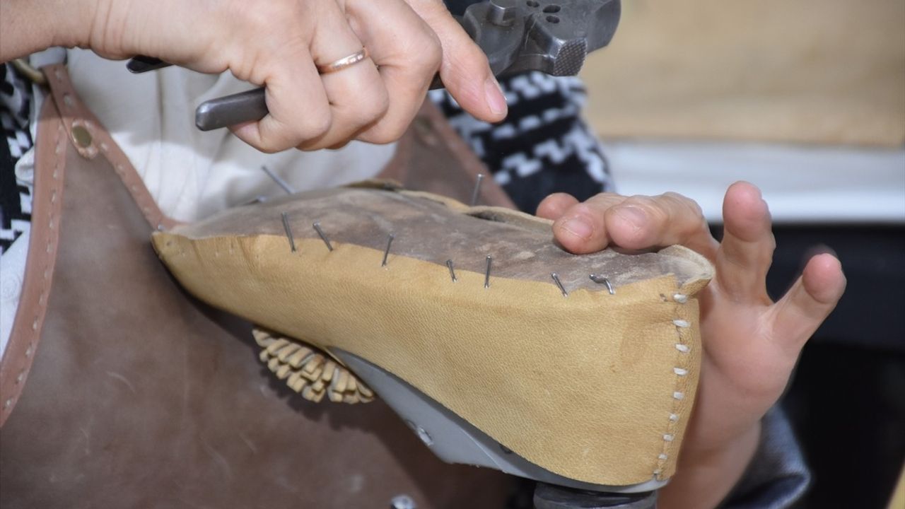 Karaman'da 83 yaşındaki usta Ahmet Sağkaya, el işi ayakkabıcılığı gelecek kuşaklara öğretiyor