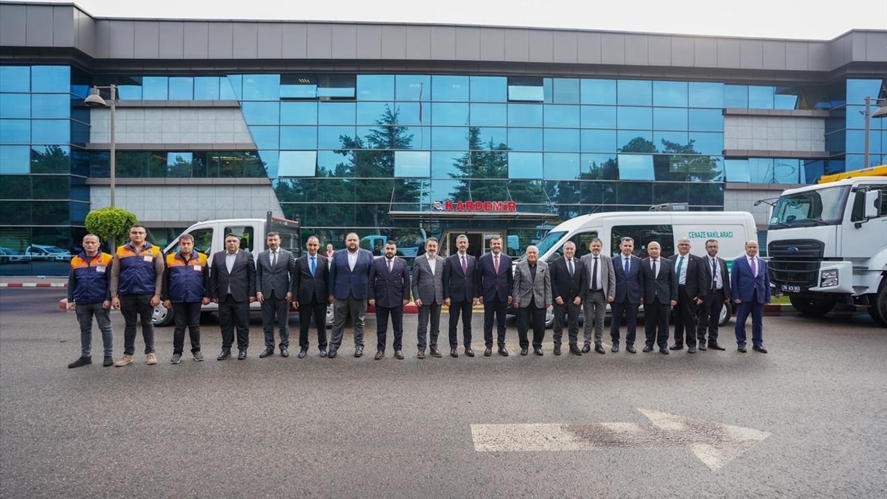 KARDEMİR'den Karabük Belediyesi ve Türk Kızılay'a araç desteği