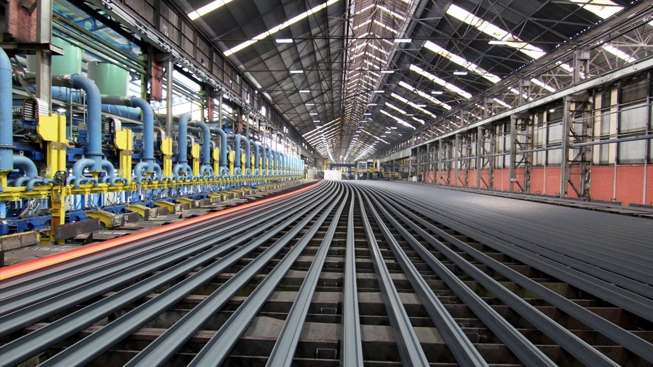 KARDEMİR, yurt içi demiryolu projeleri için 14 milyon 564 bin avroluk ray satışı sözleşmesi imzaladı