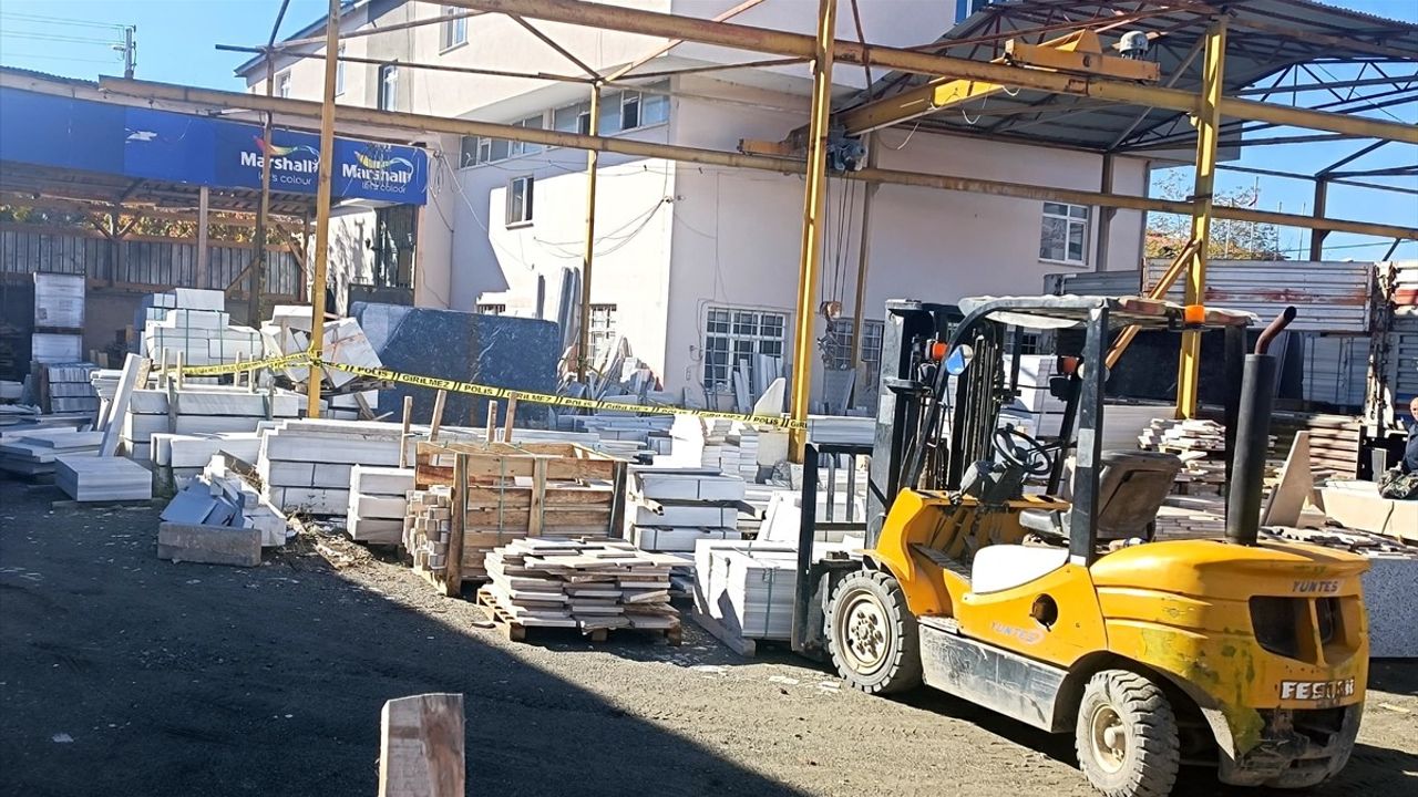 Kars'ın Kağızman ilçesinde vinçle boşaltılan mermer tabla iş yeri sahibinin üzerine düştü