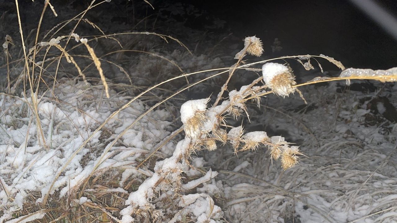 Kars'ın yüksek kesimlerinde kar etkili oluyor: Hanlar Geçidi'nde buzlanma sürücülere zor anlar yaşattı