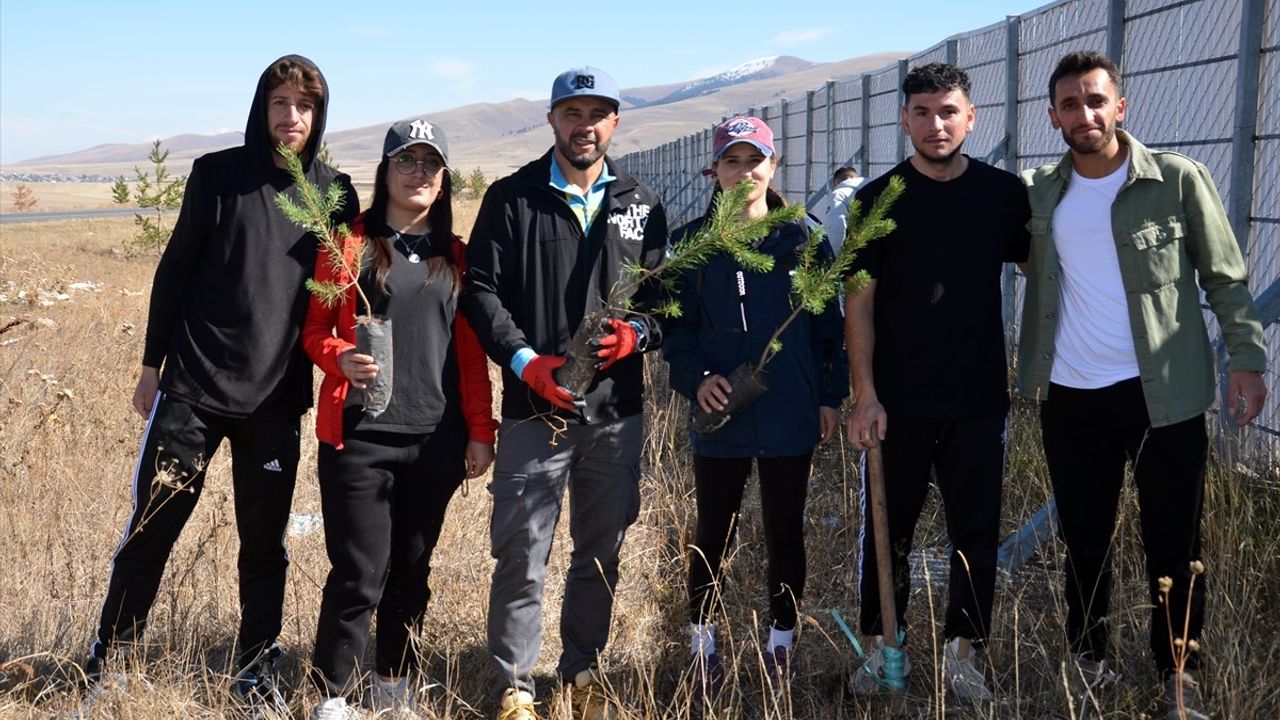 Kars Sarıkamış'ta Kafkas Üniversitesi Öğrencileri 90 Bin Şehit Anısına 90 Sarıçam Fidanı Dikti