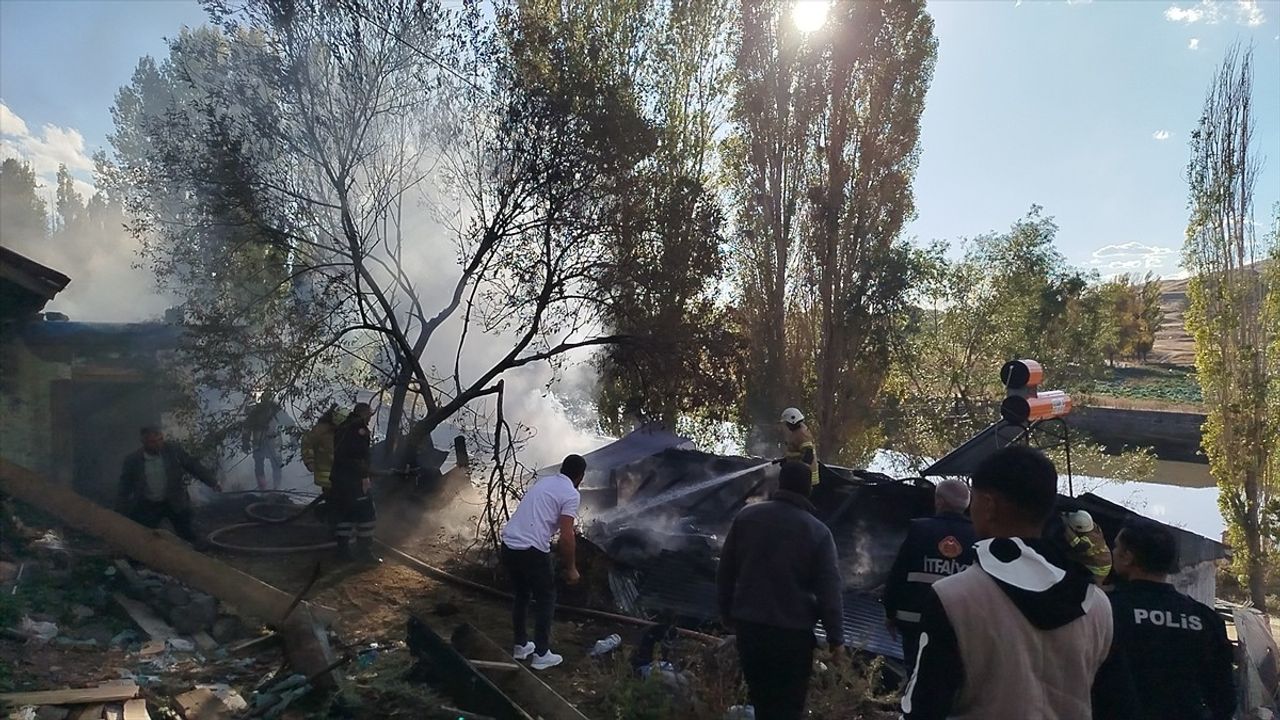 Kars'ta Bülbül Mahallesi'nde müstakil evde çıkan yangın söndürüldü