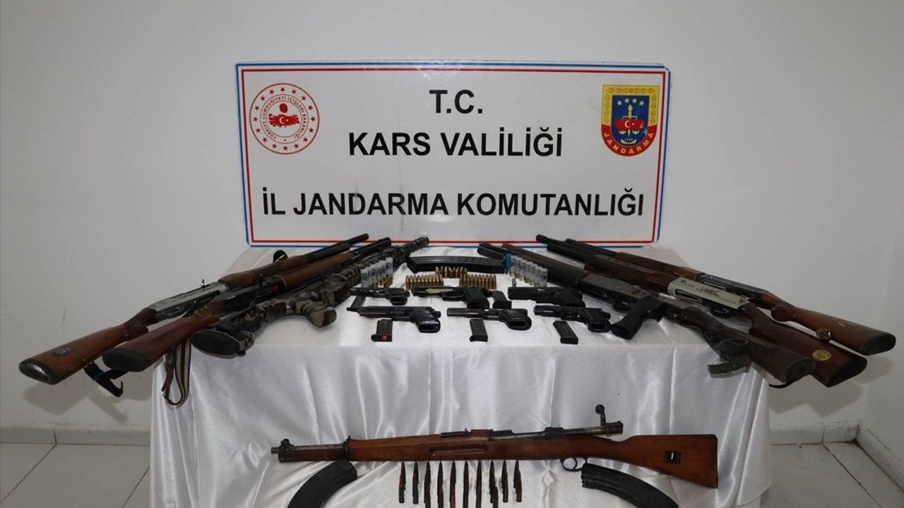 Kars'ta Jandarma Operasyonu: Ruhsatsız Silah Bulunduran 11 Şüpheli Gözaltında