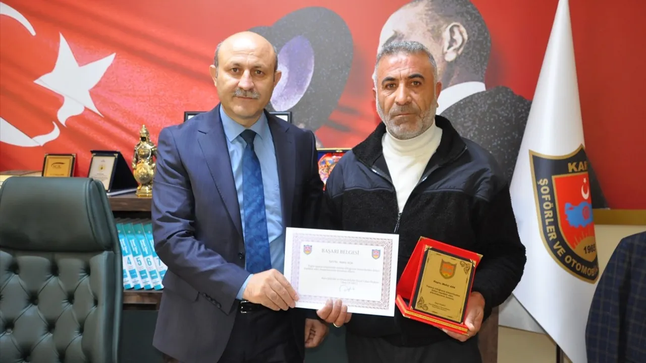 Kars'ta Rahatsızlanan Yolcuyu Hastaneye Ulaştıran Dolmuş Şoförüne Teşekkür Plaketi