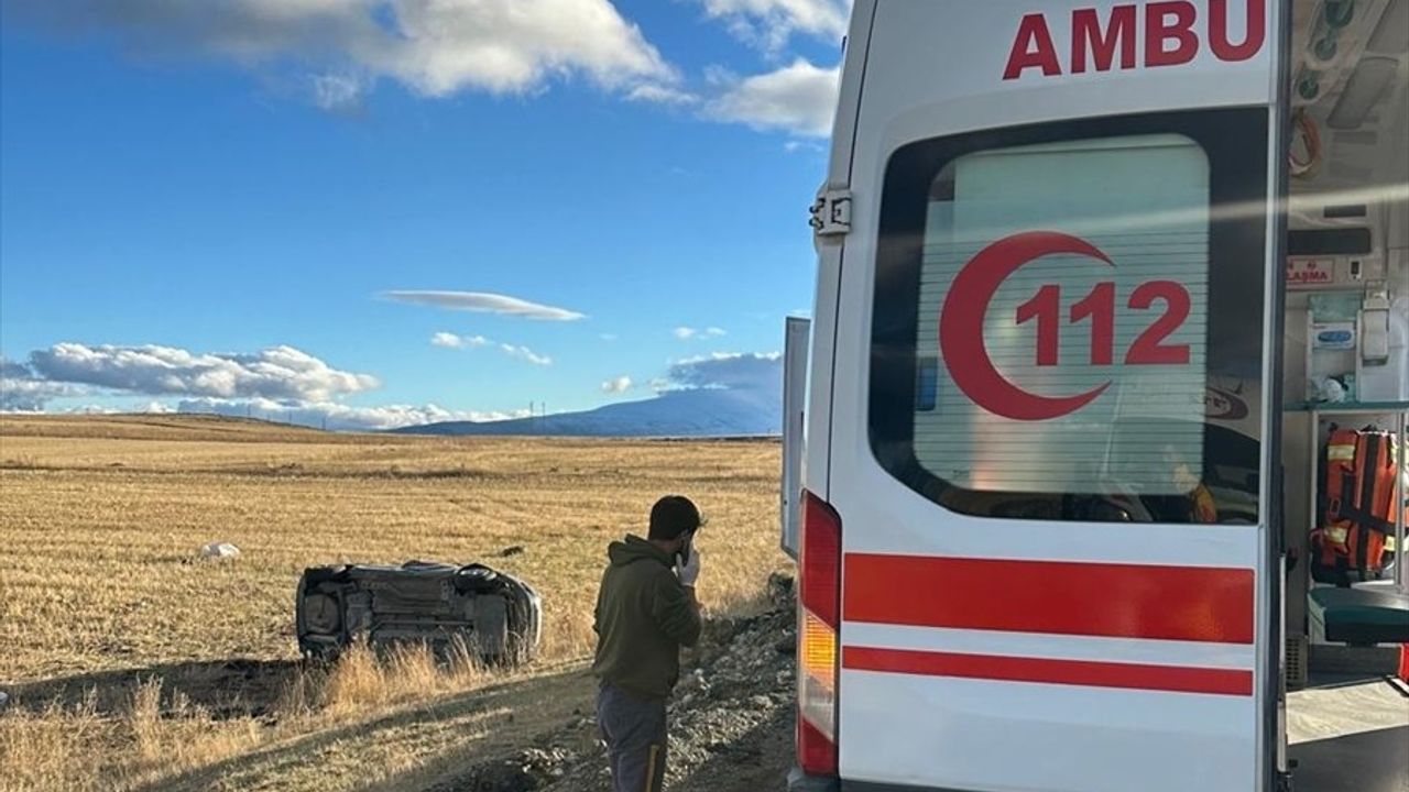 Kars'ta şarampole devrilen otomobilde 1 kişi öldü, 3 kişi yaralandı