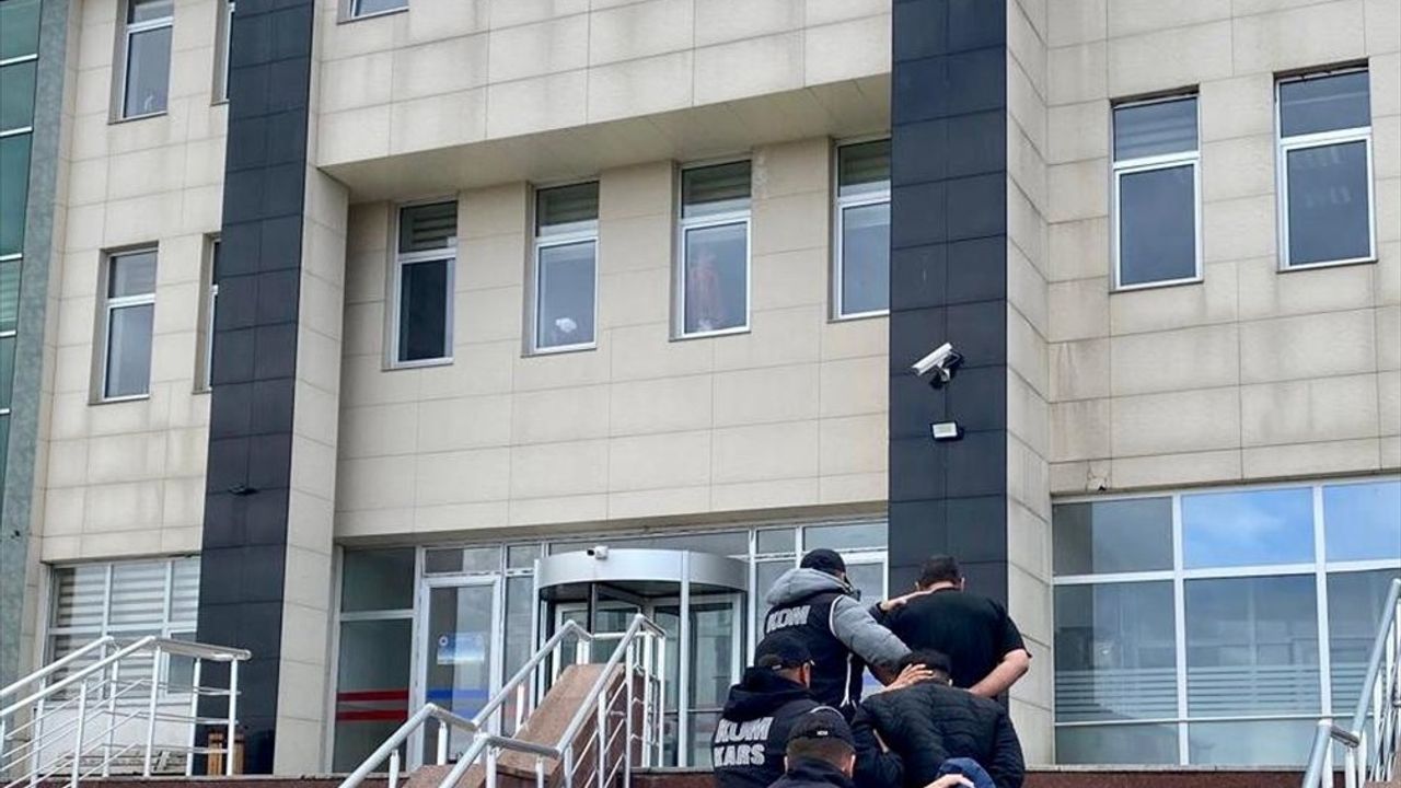 Kars'ta yasa dışı silah ticareti operasyonu: 3 şüpheli tutuklandı