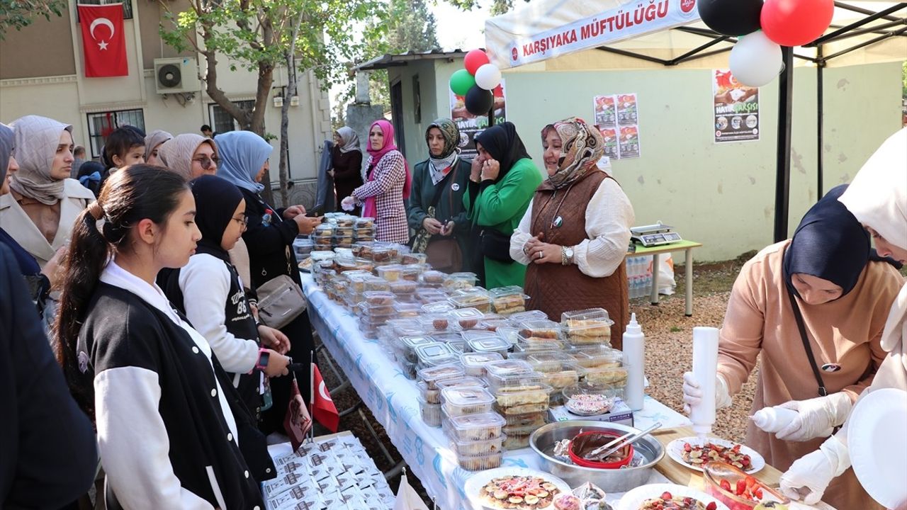 Karşıyaka'da Gazze'ye destek için 'hayır çarşısı' kuruldu