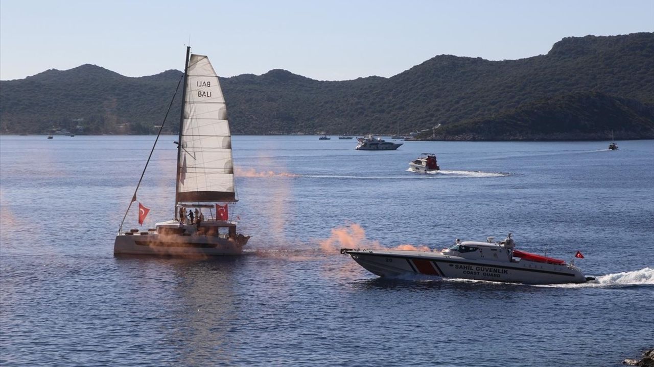 Kaş’ta 29 Ekim’de 50 paraşütçü Türk bayraklarıyla atlayış yaptı
