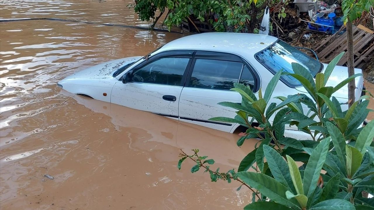 Kaş'ta akşam sağanağı: cadde ve sokaklarda su birikintileri, ulaşım etkilendi