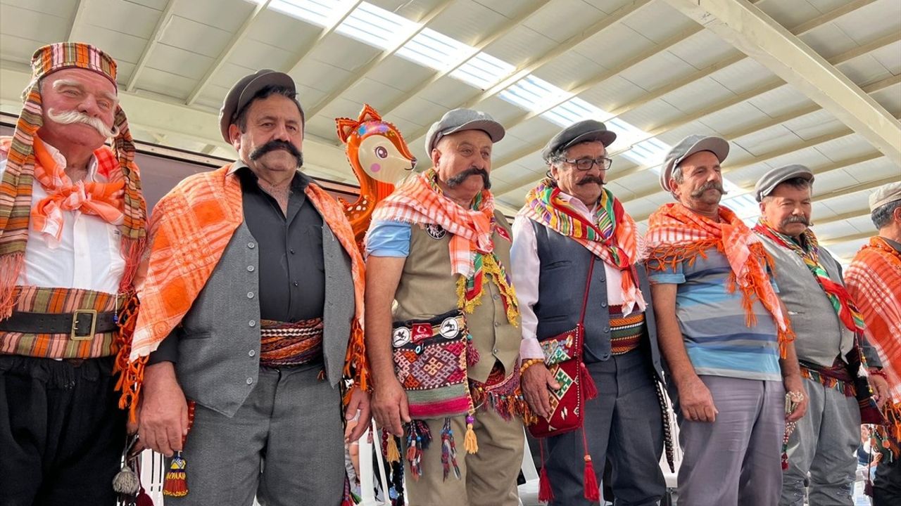Kaş'ta Yörük Şenliği: Kınık Mahallesi'nde halk oyunları ve yarışmalar