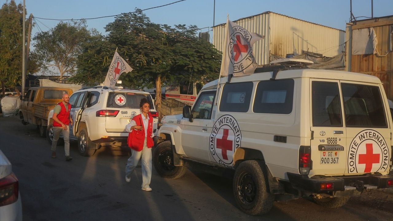 Kassam Tugayları Gazze'de 2 İsrailli Esirin Cesedini Kızılhaç'a Teslim Etti