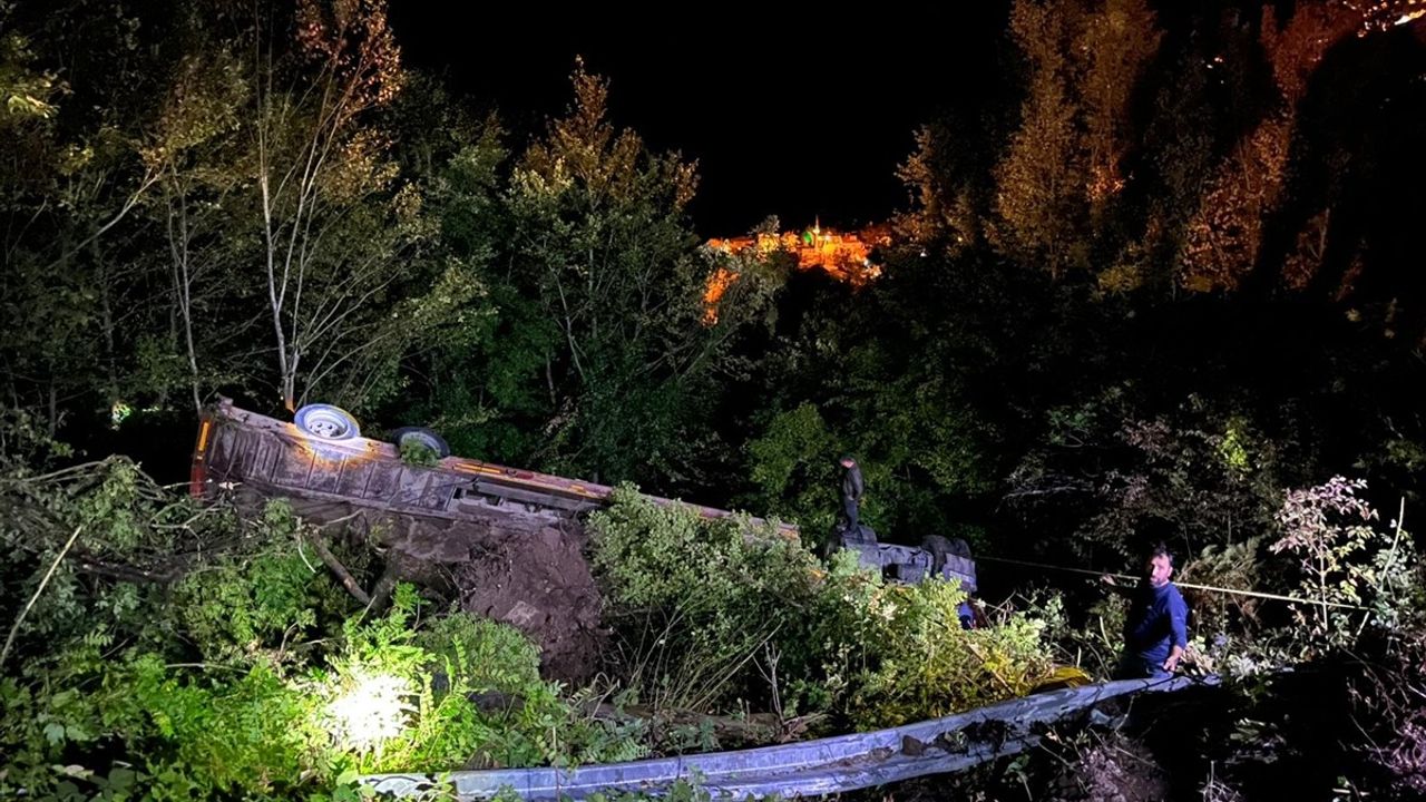 Kastamonu'da devrilen tırın sürücüsü iki saatlik çalışma sonucu kurtarıldı