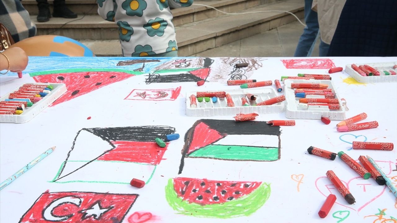 Kastamonu ve Amasya'da 'Filistinli çocuklar için çiz' etkinlikleri düzenlendi