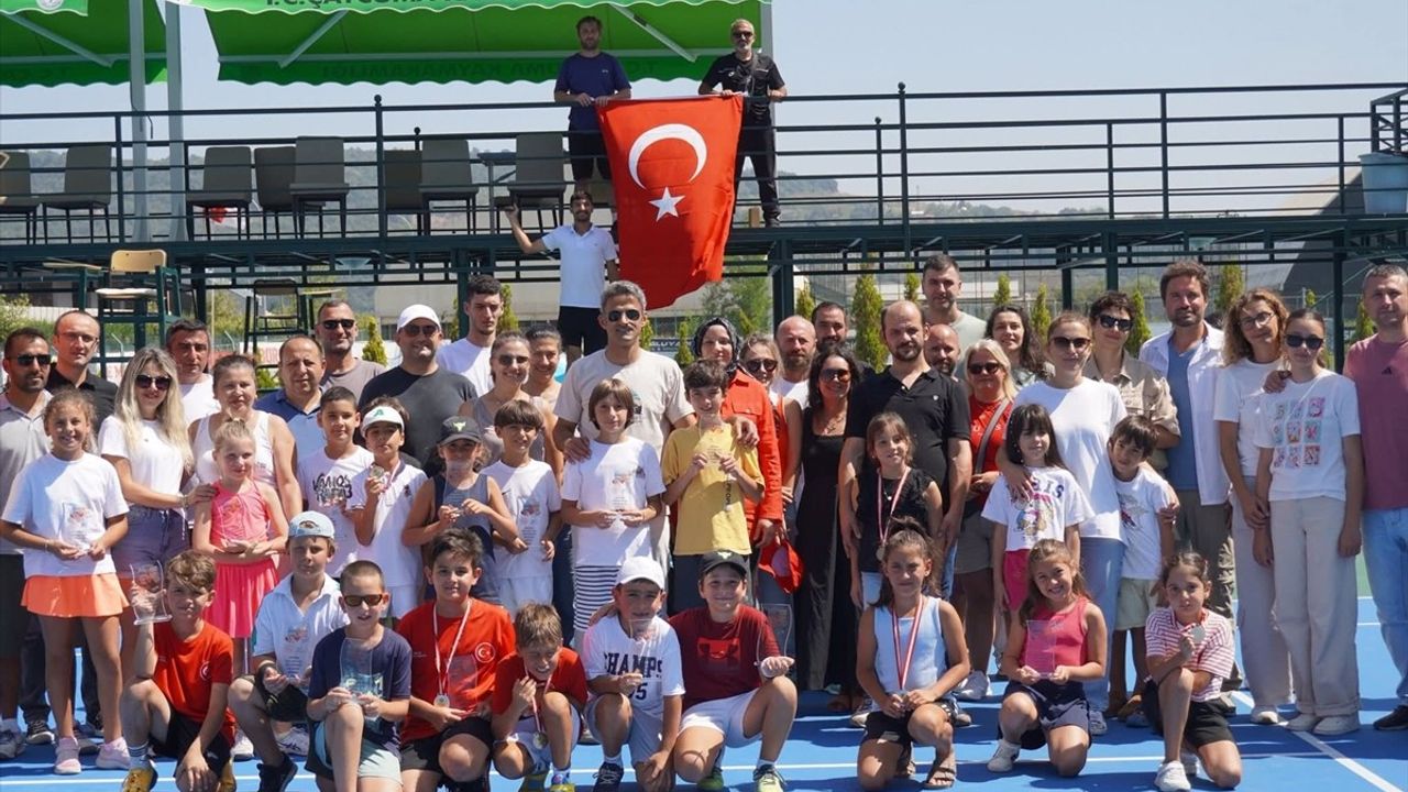 Kaymakam Adem Kaya, Çaycuma'ya 7 Tenis Kortu Kazandırdı; Yaklaşık 300 Çocuk Tenis Eğitimi Alıyor