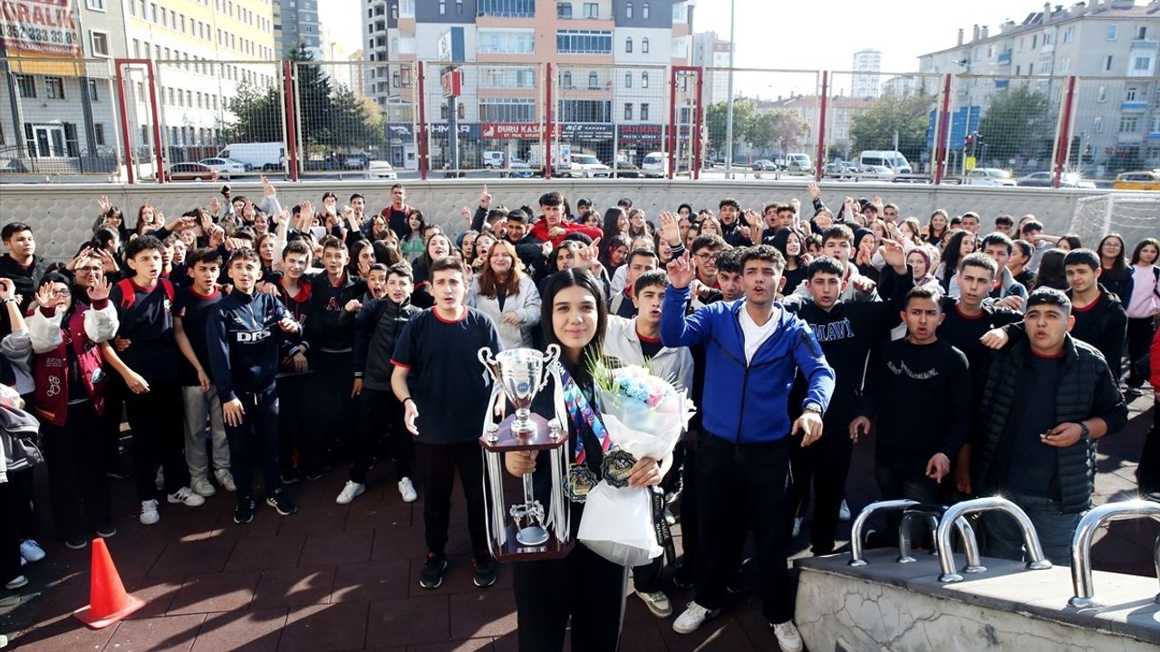 Kayseri'de Dünya Şampiyonu Elif Ceren Uzunçakmak'a Okulunda Konfetili Karşılama