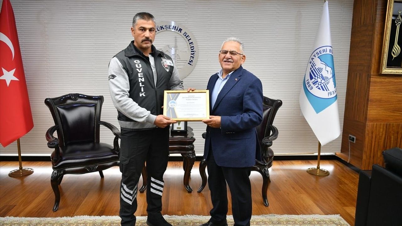 Kayseri'de güvenlik görevlisinin dikkati tramvay çarpmasını önledi