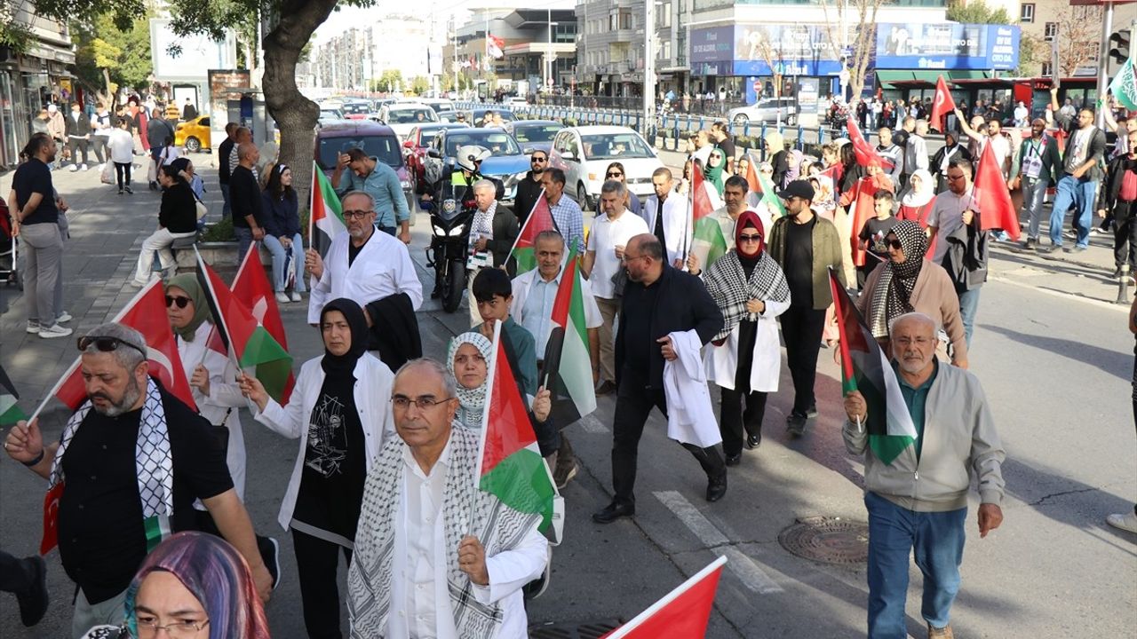 Kayseri'de sağlık çalışanları Gazze için 'vicdan yürüyüşü' düzenledi