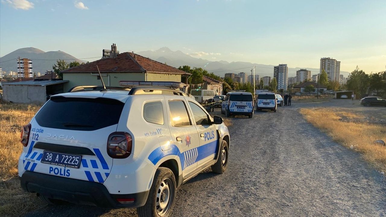 Kayseri Melikgazi'de baba ve oğlu bahçede tüfekli saldırıda yaralandı