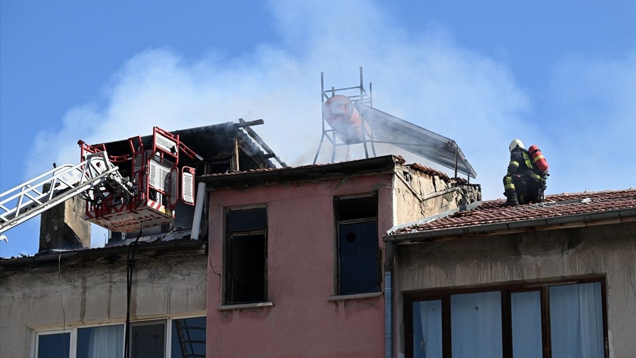 Kayseri Talas'ta soba kaynaklı yangın: İkinci kattaki daire ve çatı zarar gördü