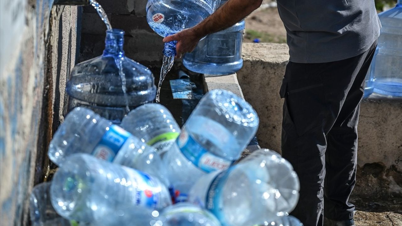 Kesikköprü hattı arızası sonrası Yenimahalle'de vatandaşlar çeşmelerden su temin ediyor