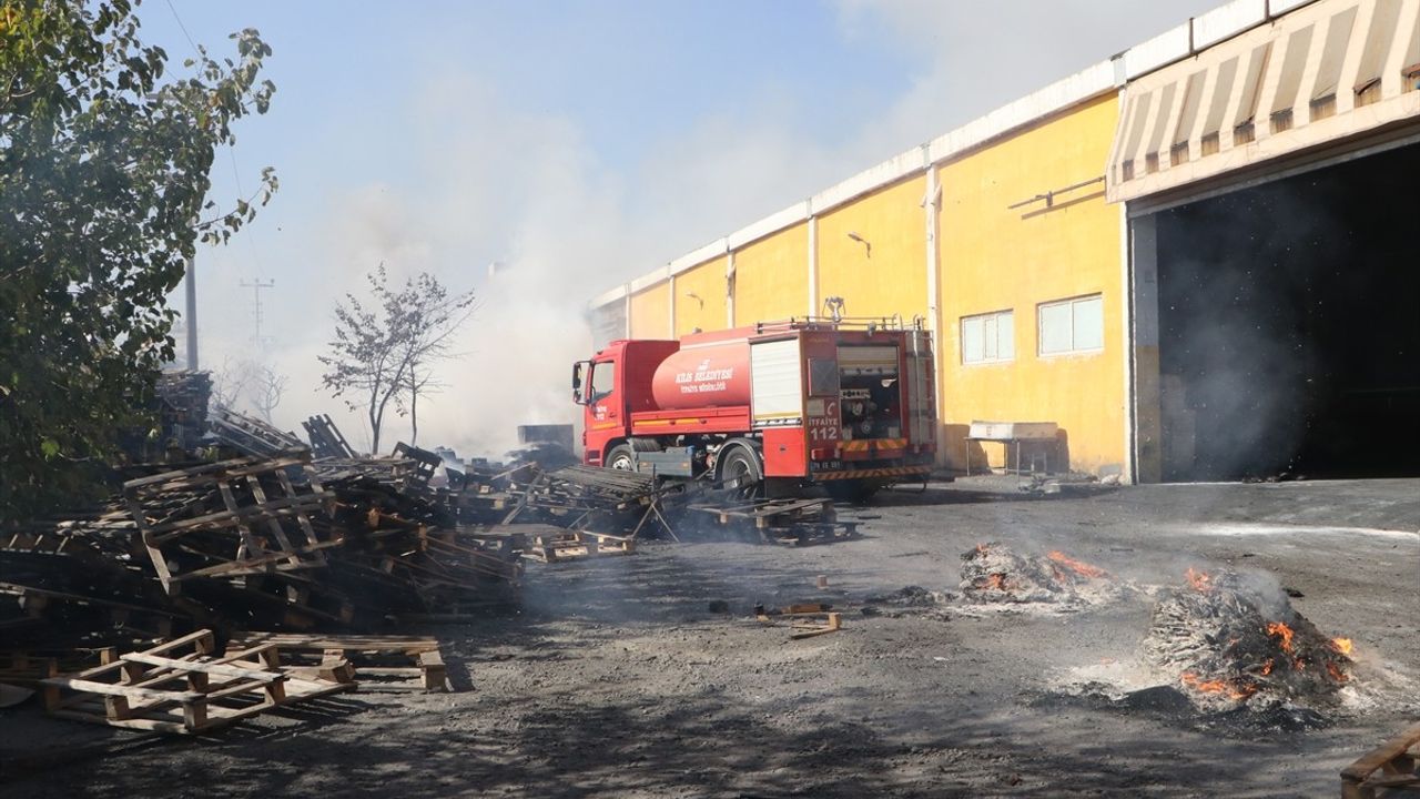 Kilis Organize Sanayi Bölgesi'ndeki kauçuk fabrikasında yangın söndürüldü