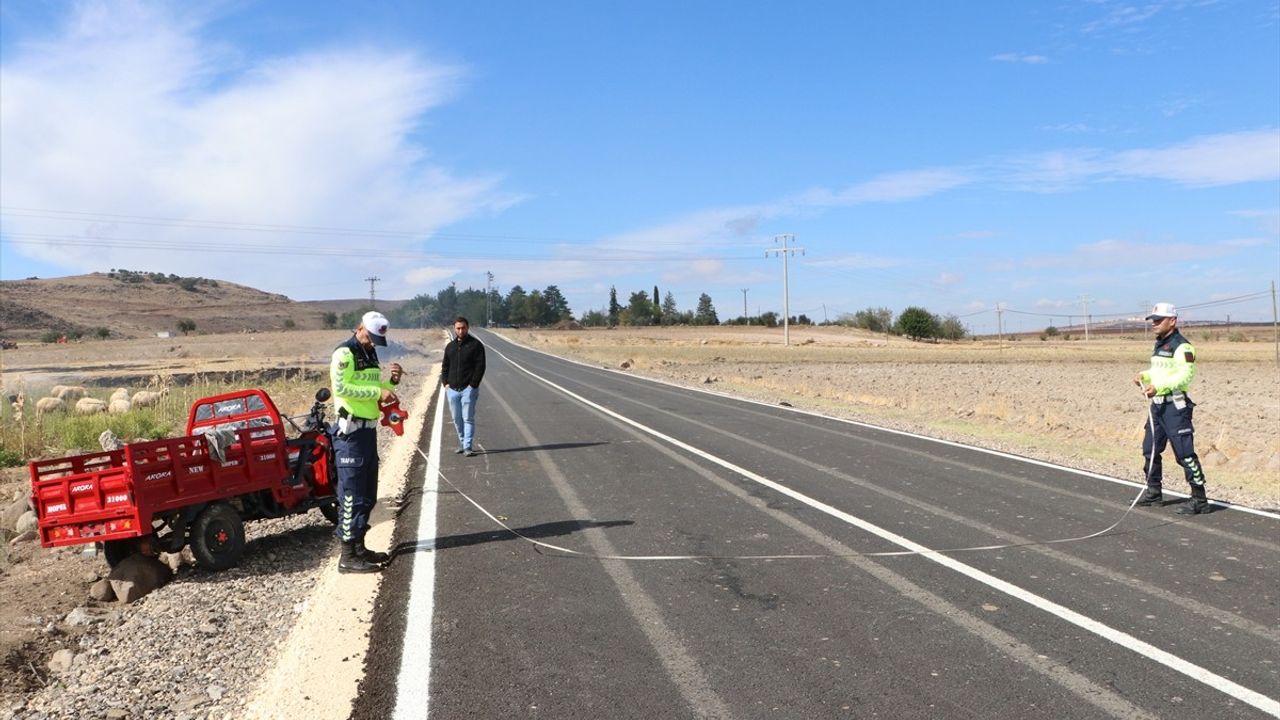 Kilis'te 3 tekerlekli elektrikli motosiklet devrildi: 2 kişi ağır yaralandı