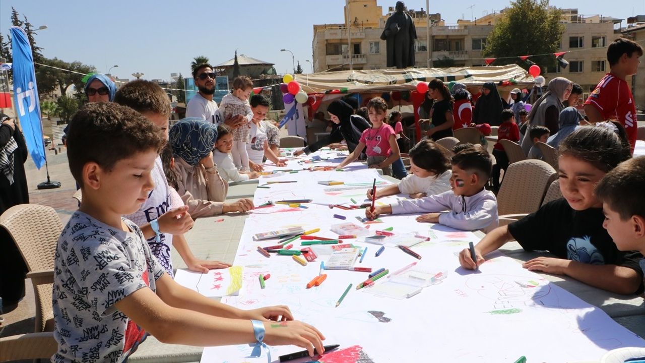 Kilis’te ‘Filistinli çocuklar için çiz’ etkinliği: 300 metre uzunluğundaki resimler İstanbul’a gönderildi