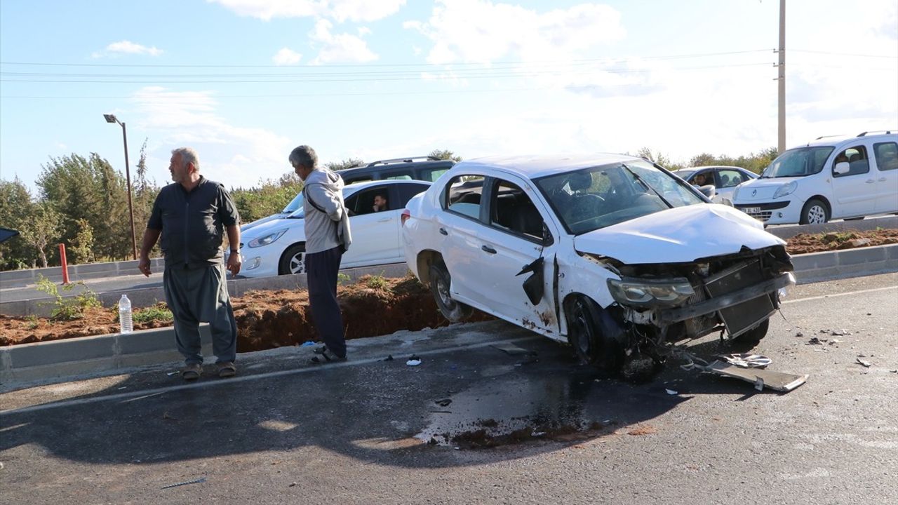 Kilis'te refüje çarpan otomobil devrildi: 2 kişi ağır yaralandı