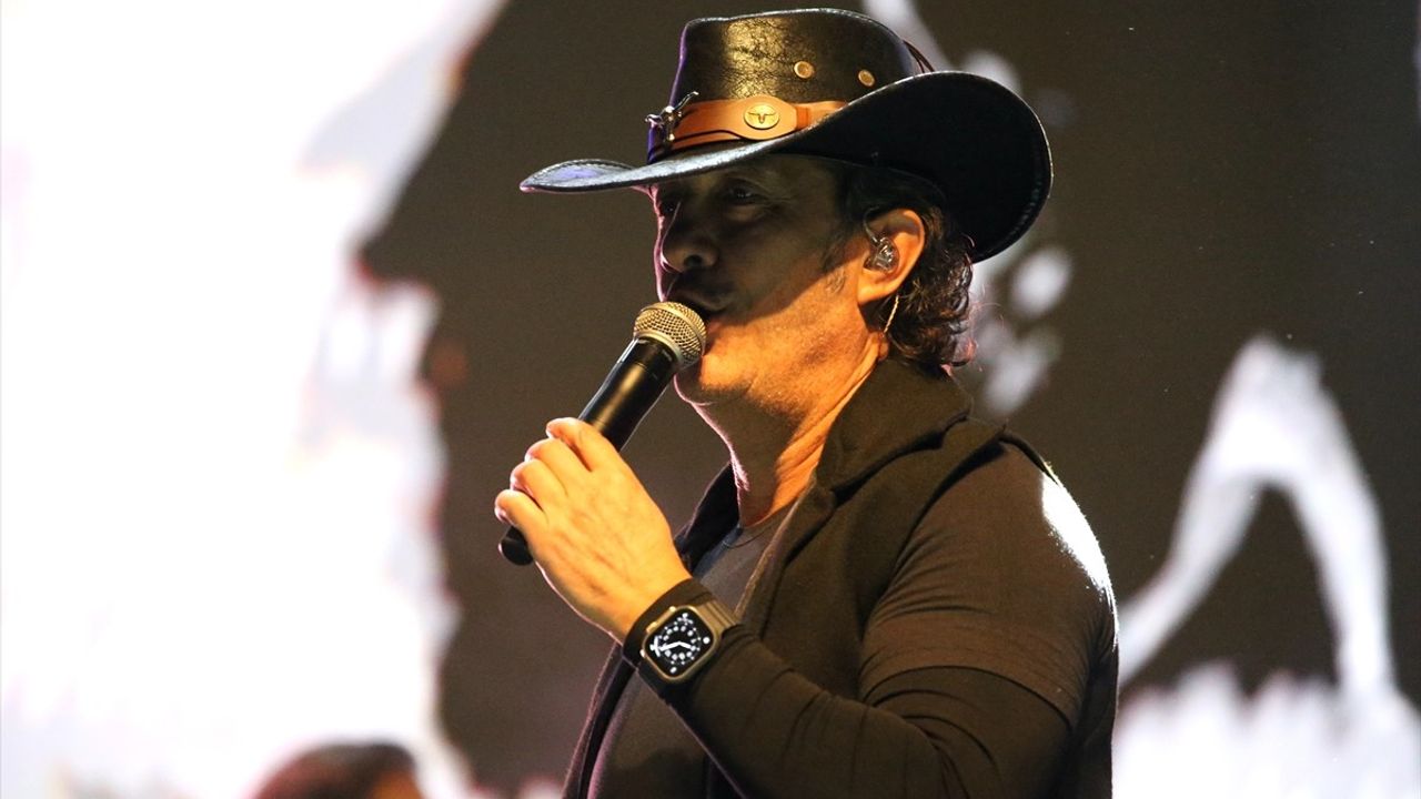 Kıraç, Kars'taki Yaşayan Miras Festivali'nin İkinci Gününde Konser Verdi