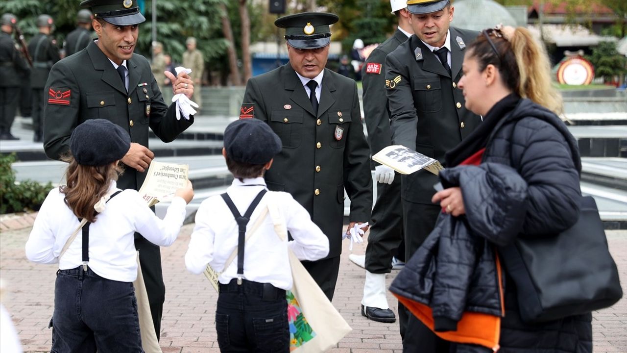 Kırklareli'de 'Gazeteci Çocuklar' Cumhuriyet'in 102. Yılında 'Yarın Cumhuriyeti İlan Edeceğiz' Manşetli Gazete Dağıttı
