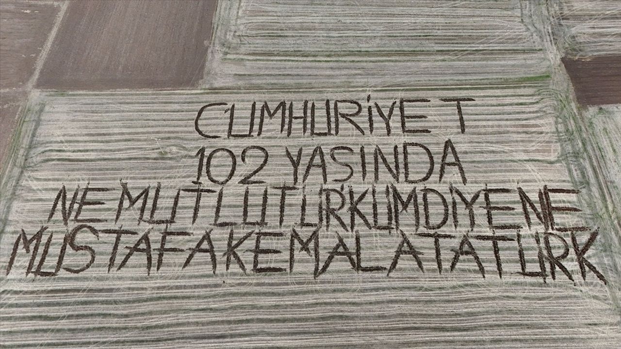 Kırklarelili çiftçi pullukla tarlasına 'Cumhuriyet 102 yaşında' yazdı