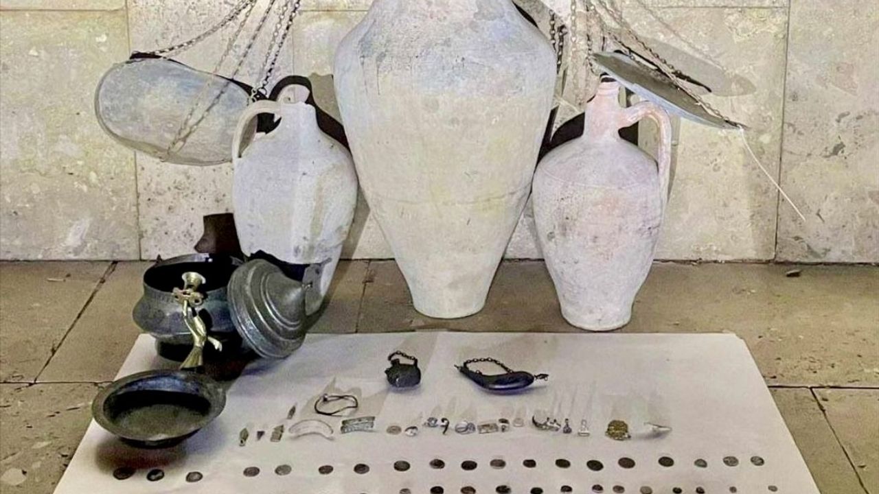 Kırşehir'de jandarma operasyonunda 79 tarihi eser niteliğinde obje ele geçirildi, 2 kişi gözaltında