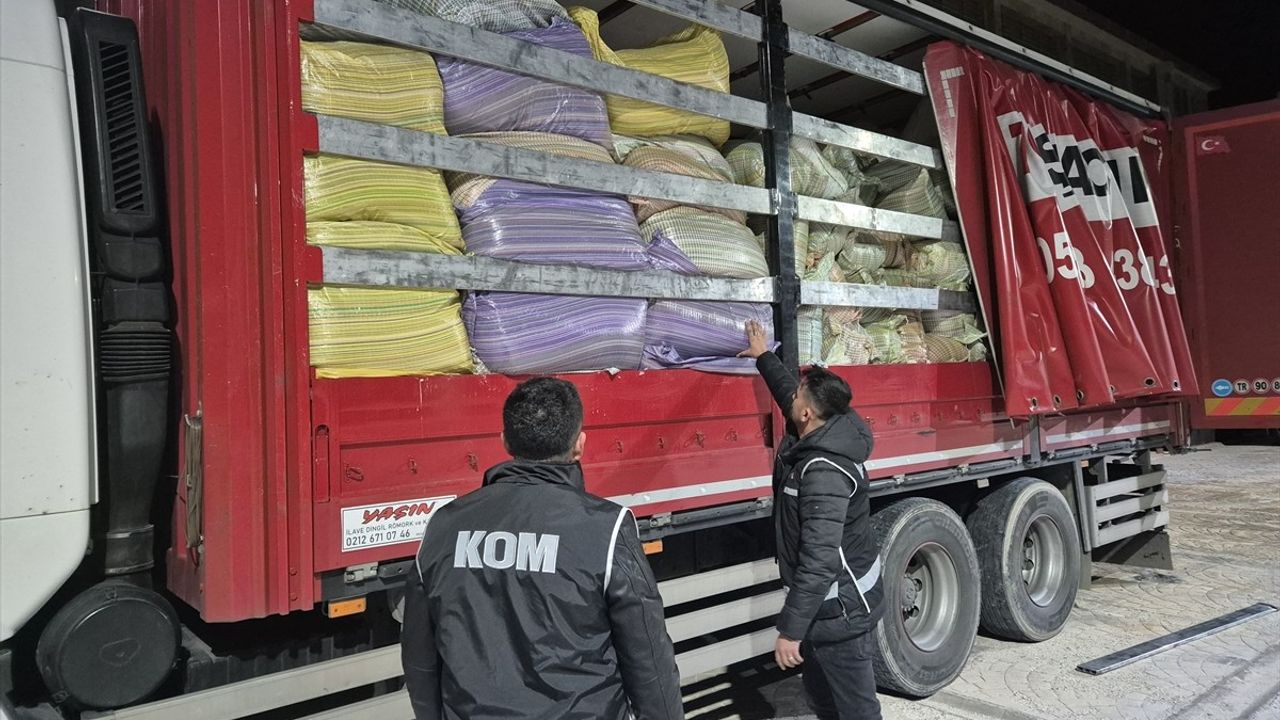 Kırşehir'de kamyon kasasında 5 ton kaçak tütün ele geçirildi