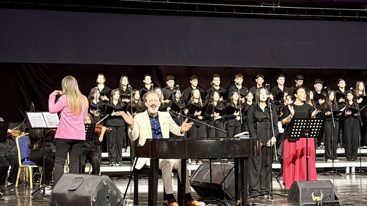 Kırşehir'de 'Kim Var' Etkinliği: Yücel Arzen Hacıoğulları ve Neşet Ertaş Lisesi Ortak Sahnesi